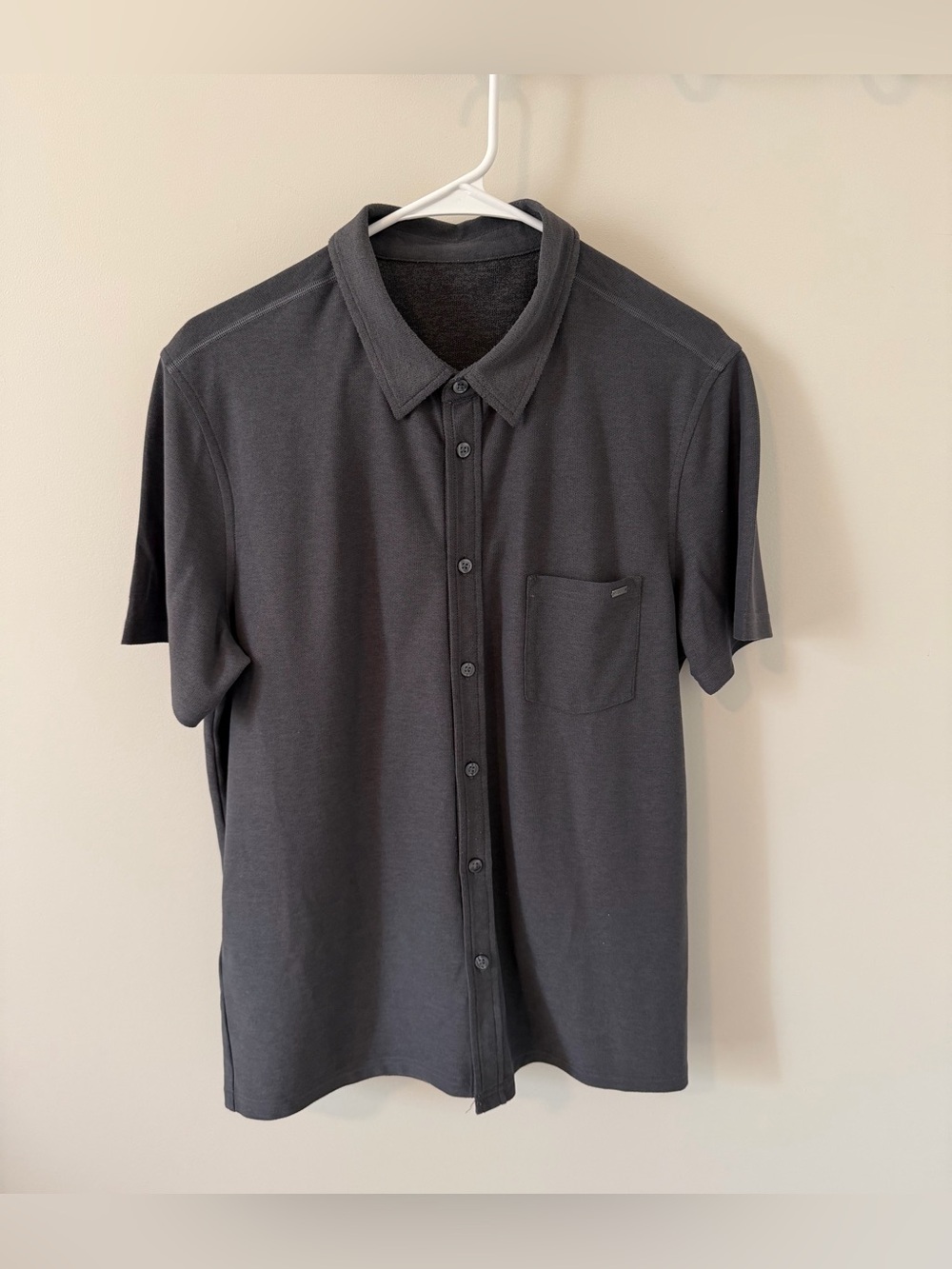 Vuori Men’s Ace Short Sleeve Button Up Shirt Charcoal Gray Size Medium
